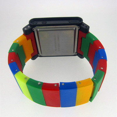 广东东莞工厂大量生产销售时尚多彩LCD触屏手表
